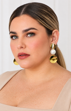 Aretes colgantes de discos dorados con perla