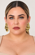 Aretes colgantes dorados de discos martillados