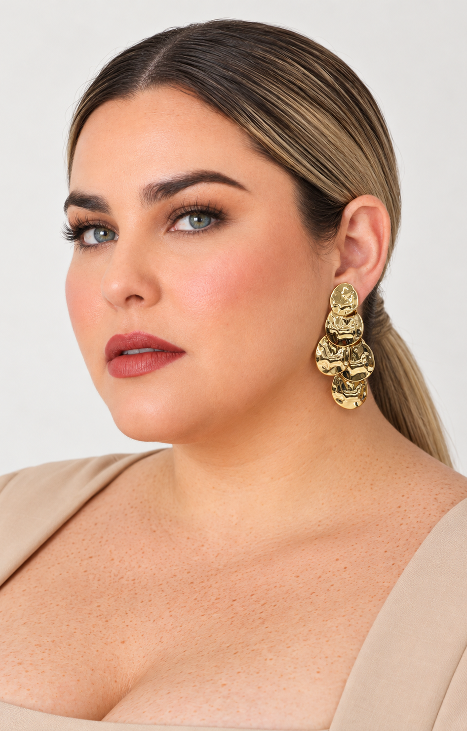 Aretes colgantes dorados de discos martillados
