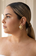 Aretes dorados en forma de sol
