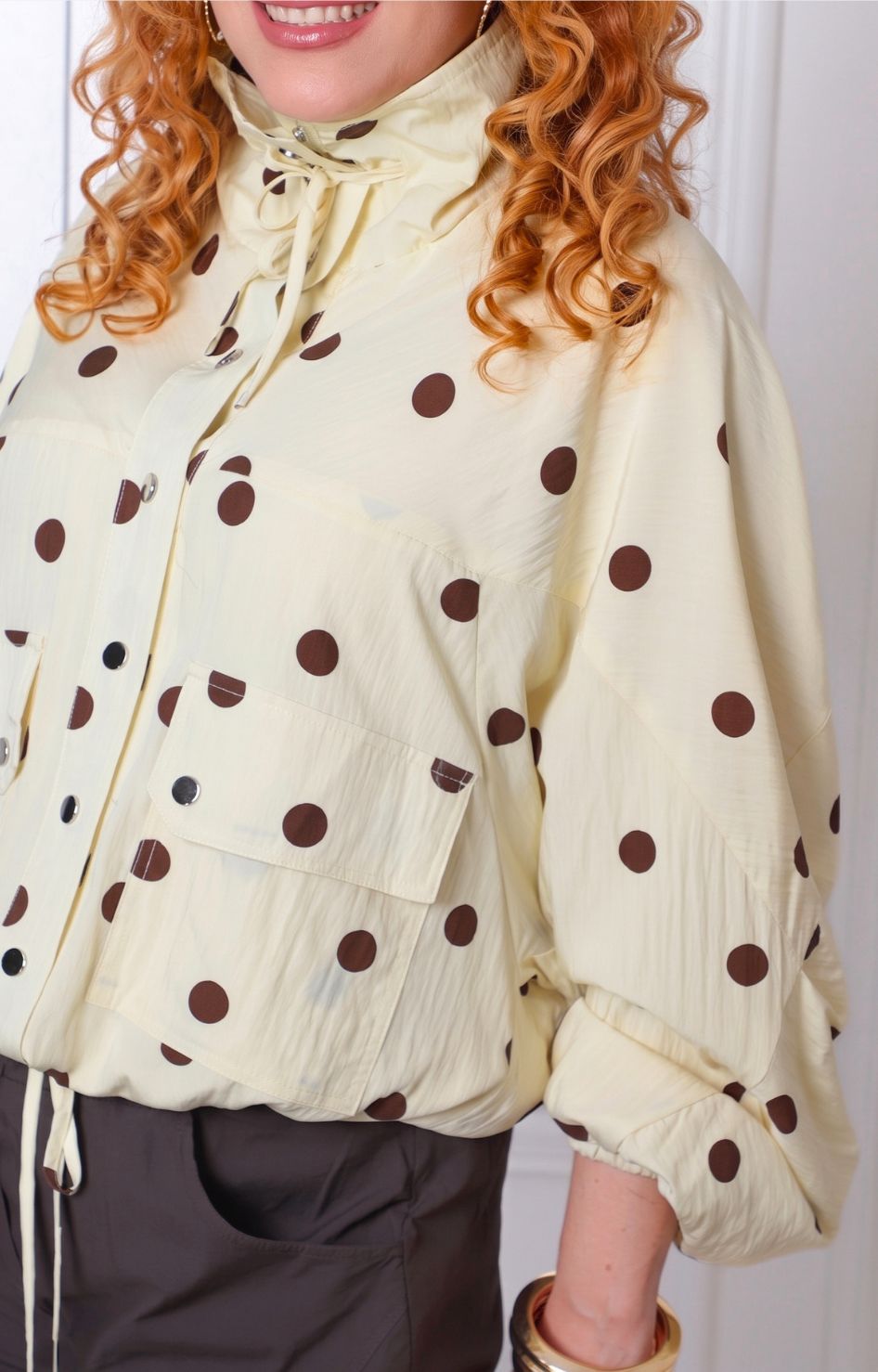 Chamarra beige con estampado de puntos de la marca Boutiquemirel, estilo casual y elegante, con diseño de blusas regulares.