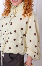 Chamarra beige con estampado de puntos de la marca Boutiquemirel, estilo casual y elegante, con diseño de blusas regulares.