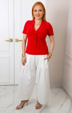 Blusa roja con nudo frontal