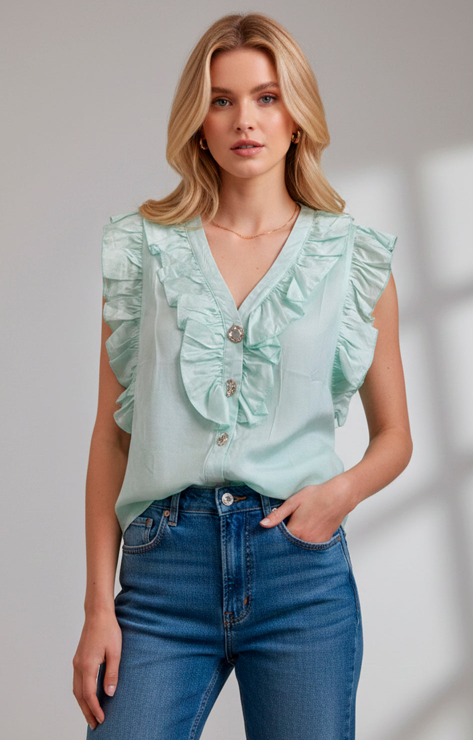 Blusa con botones y volantes frontal - BLUSAS REGULAR Boutiquemirel 