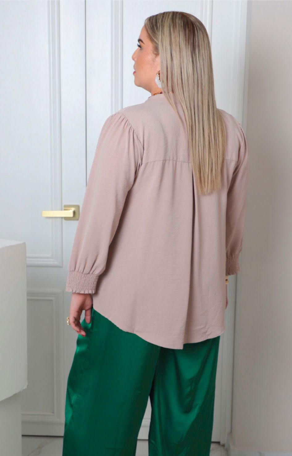 Blusa beige con puños elásticos Boutiquemirel, diseño curvy de manga larga velado frontal