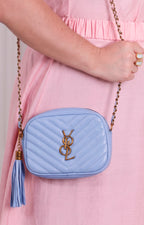 Bolsa pequeña con correa azul y rosa