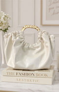 Bolsa beige fruncida con asa dorada