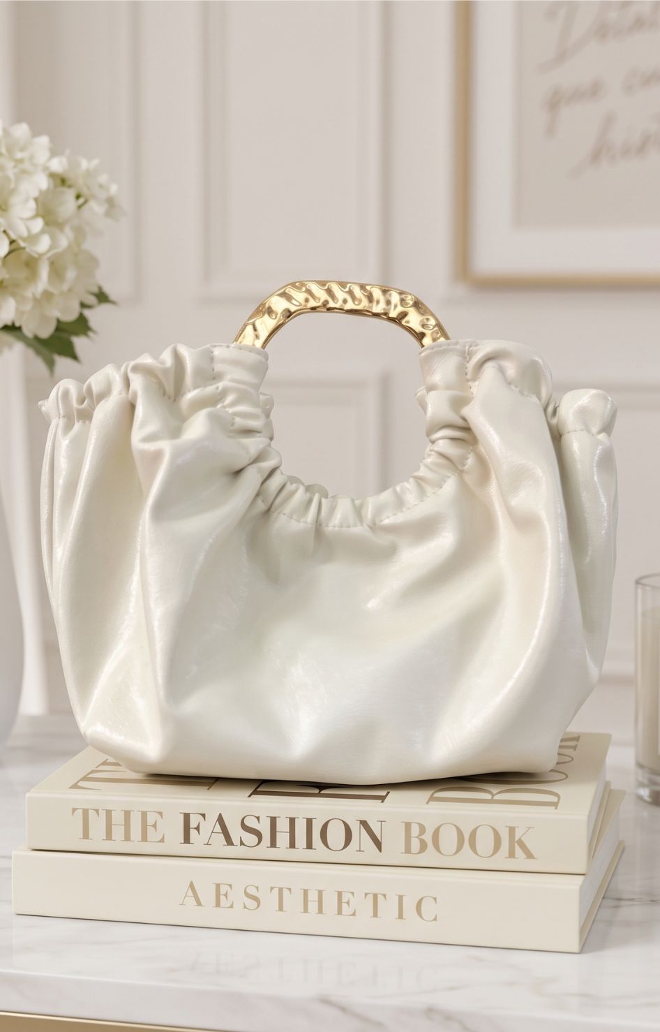 Bolsa beige fruncida con asa dorada