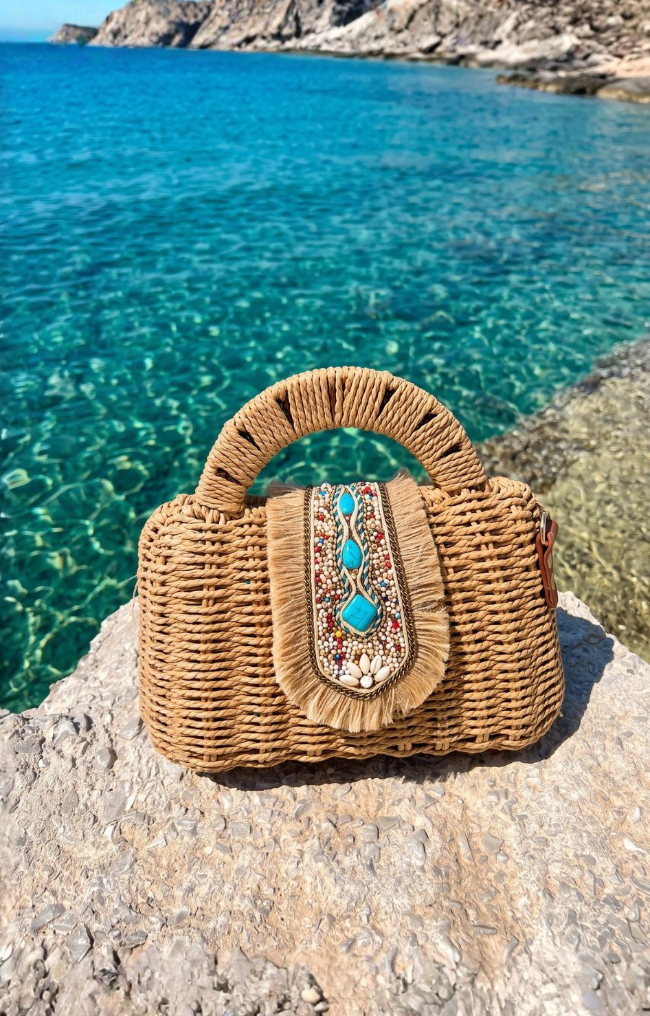Bolsa pequeña tejida con pedrería