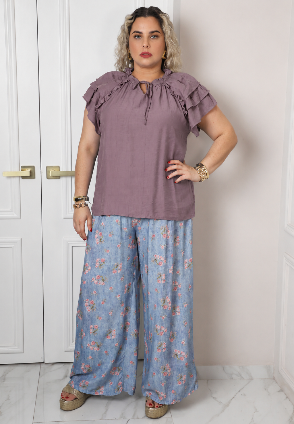 Blusa con olanes y lazo en el cuello