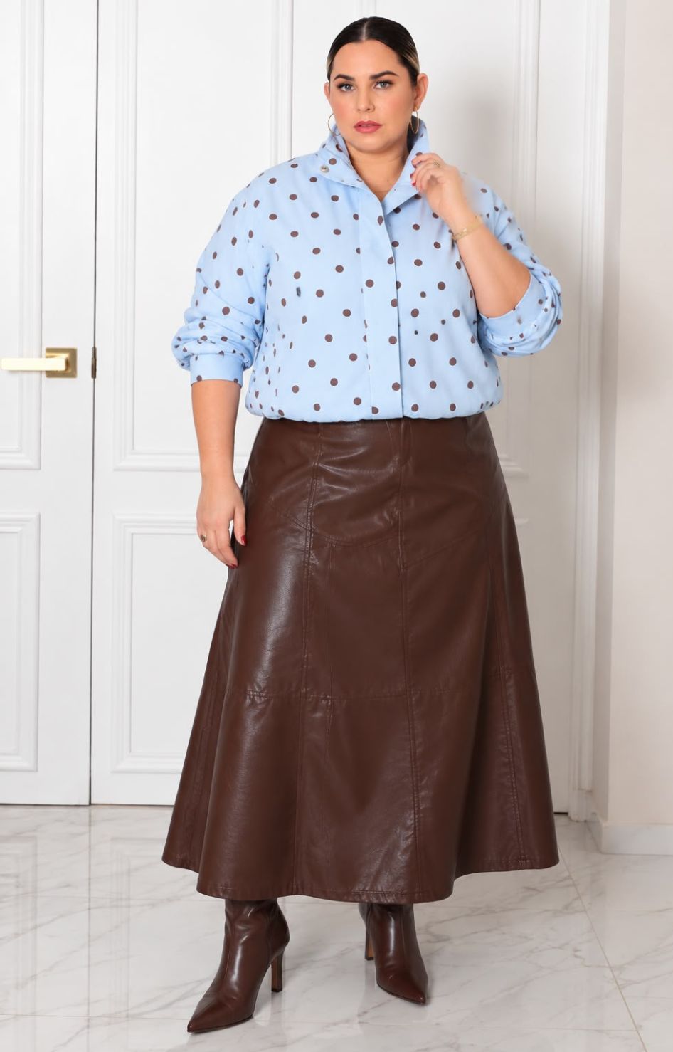 Chamarra azul con estampado polka dots