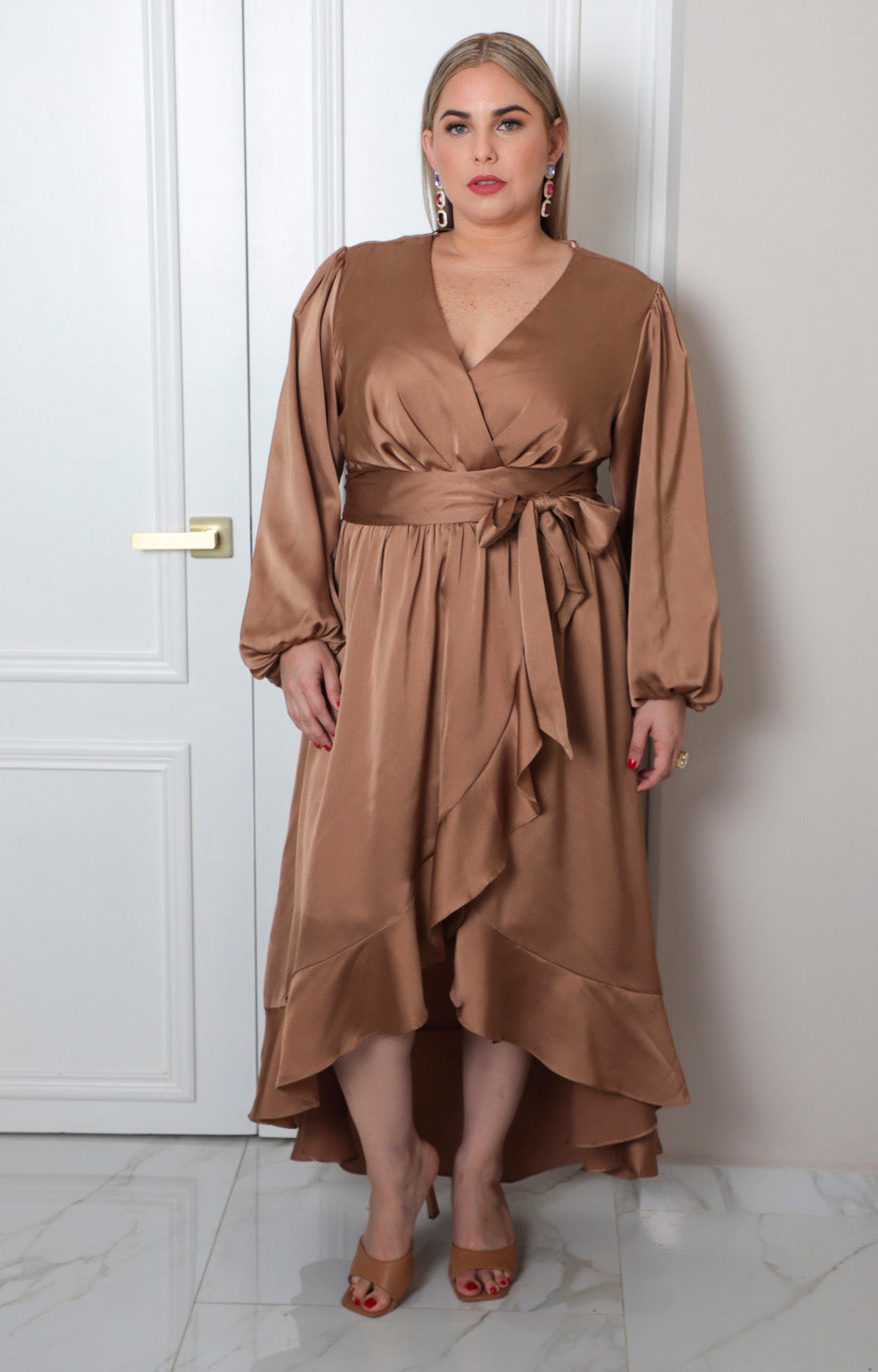 Vestido corto curvy satinado con cinturón en color chedron, de la marca Boutiquemirel, mostrando el diseño elegante y ajustado.