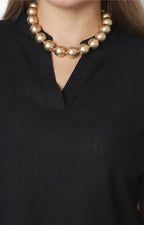 Blusa negra con escote en V