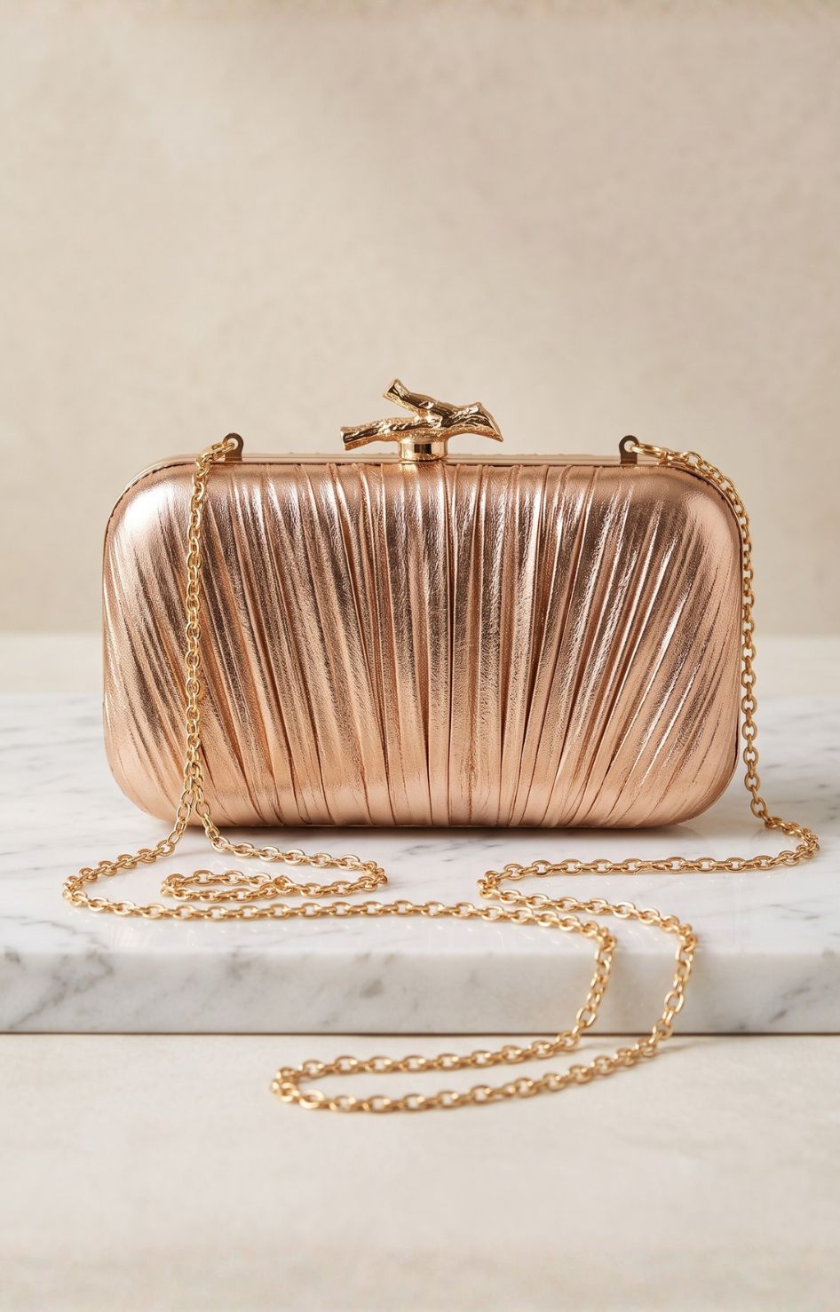 Clutch dorada plisada