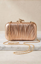Clutch dorada plisada