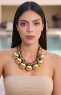 Collar de cordón con esferas metálicas
