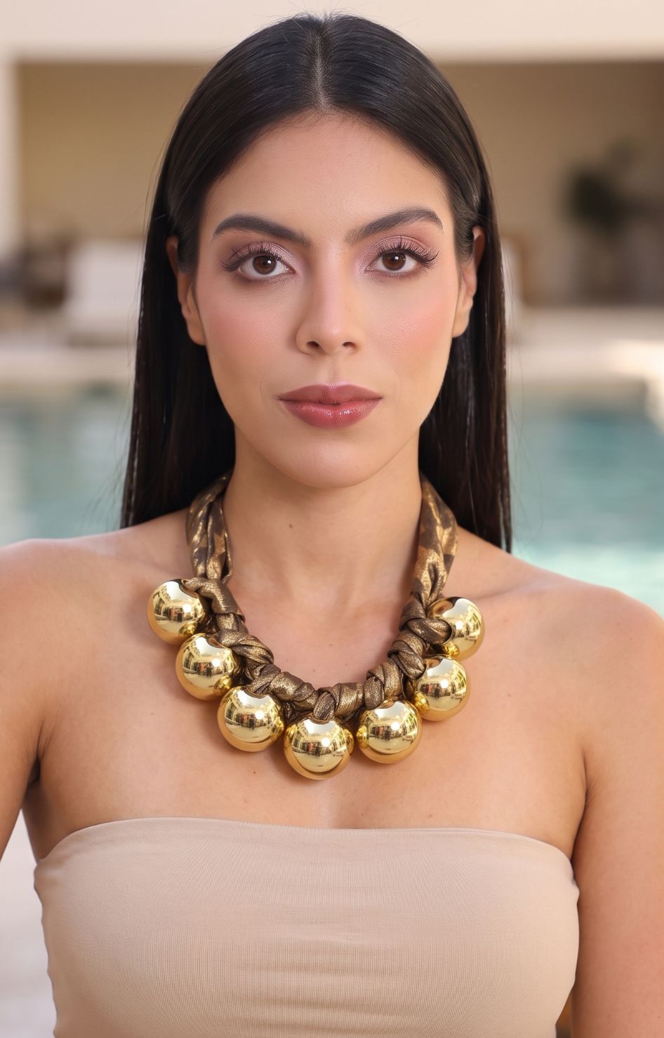 Collar de cordón con esferas metálicas