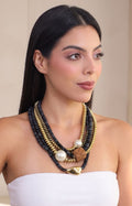 Collar multicapa con cuentas negras