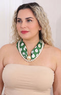 Collar con mascada verde y perlas