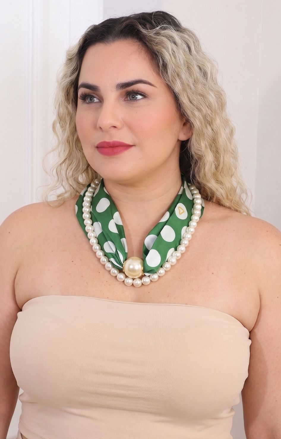 Collar con mascada verde y perlas