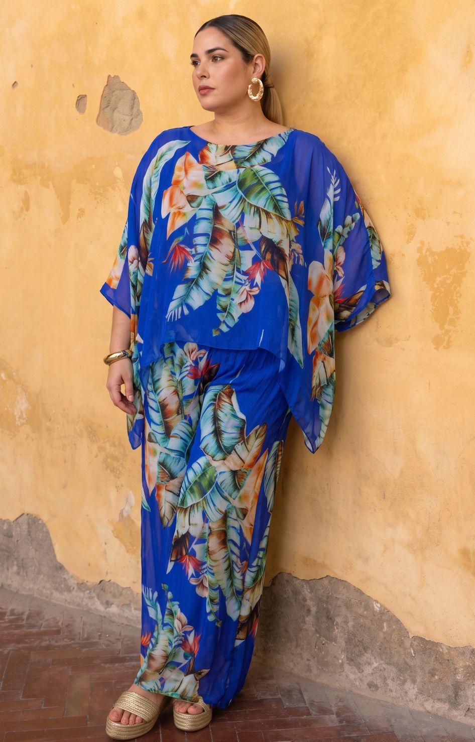 Conjunto azul rey con estampado tropical