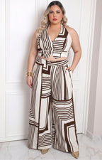 Conjunto curvy de rayas geométricas en tonos beige, de la marca Boutiquemirel, vistoso y elegante para diferentes ocasiones.