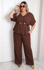 Conjunto Curvy de Boutiquemirel en color café con botones decorativos y diseño ajustado.