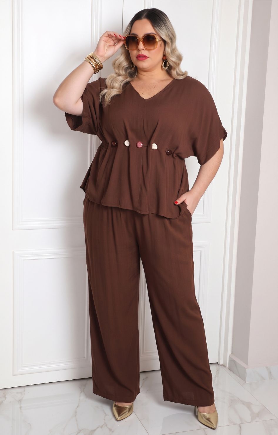 Conjunto Curvy de Boutiquemirel en color café con botones decorativos y diseño ajustado.
