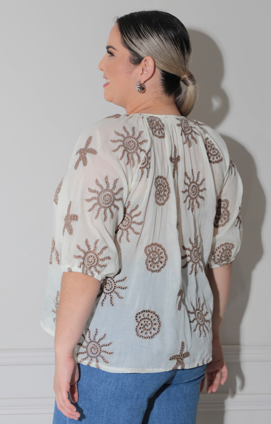 Blusa blanca con bordado cafe - BLUSA CURVY Boutiquemirel 
