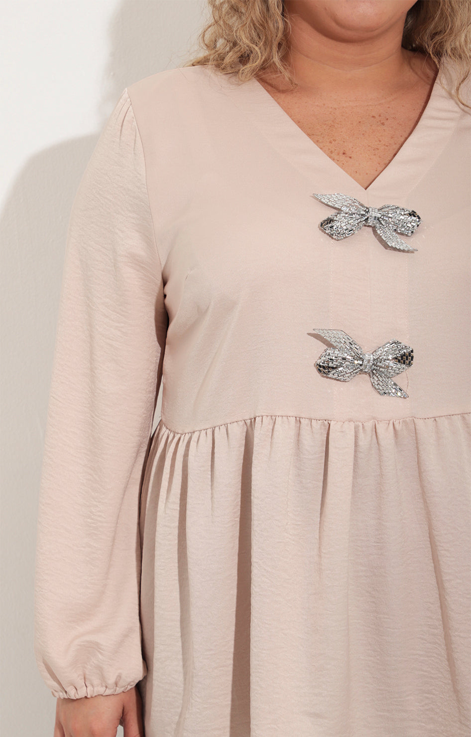 Blusa beige satinada con peplum - BLUSA Boutiquemirel 