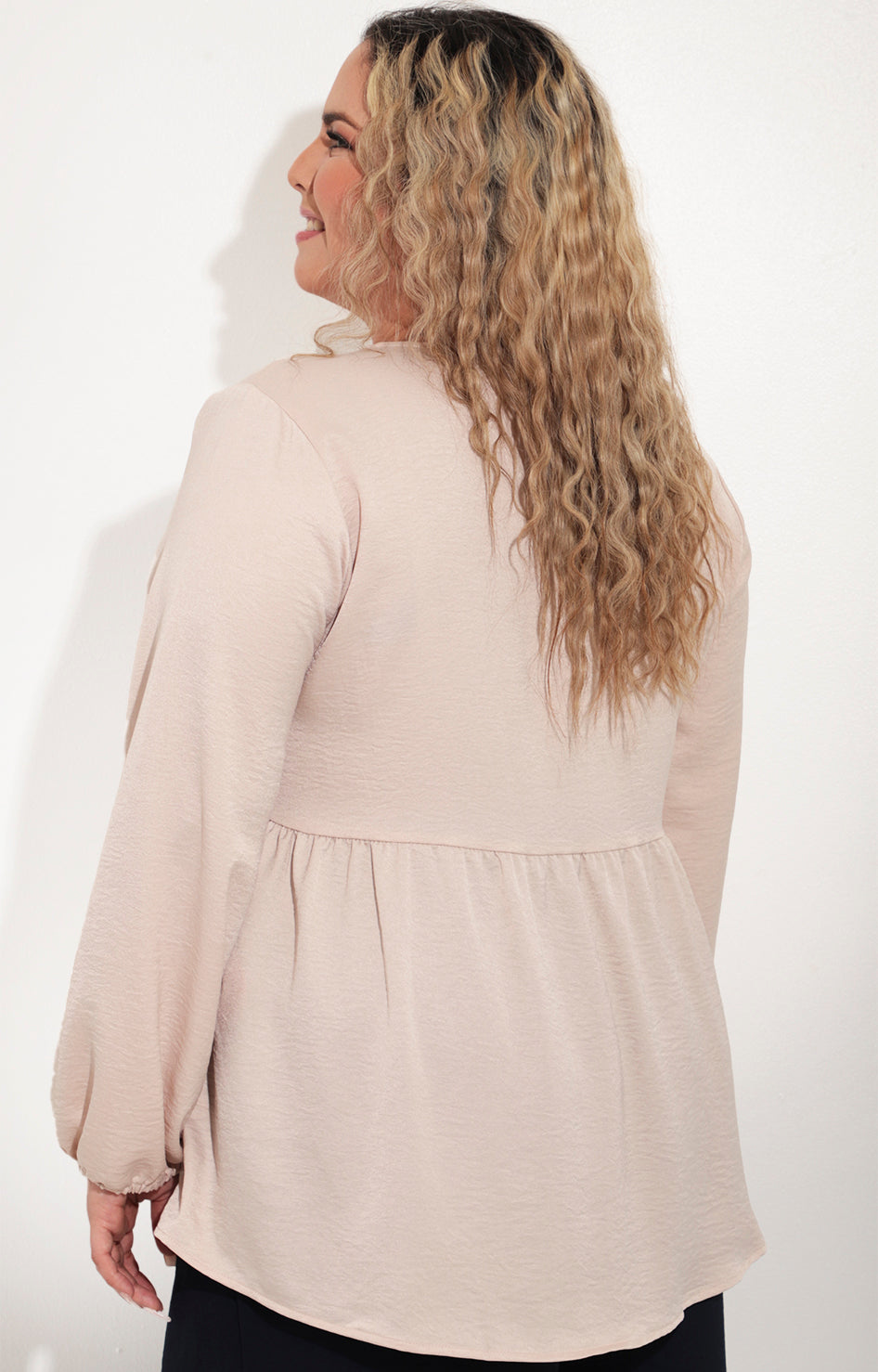 Blusa beige satinada con peplum - BLUSA Boutiquemirel 