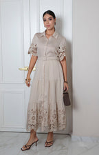 Vestido largo camisero de Boutiquemirel con detalles de guipur floral, diseño regular y elegante para ocasiones especiales.