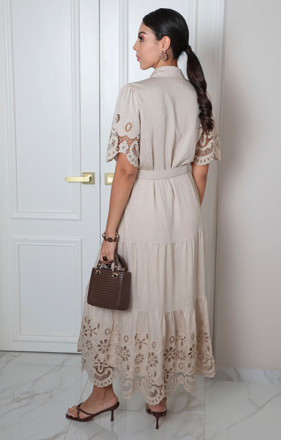 Vestido largo camisero de Boutiquemirel con detalles de guipur floral, estilo regular y diseño elegante para ocasiones especiales.