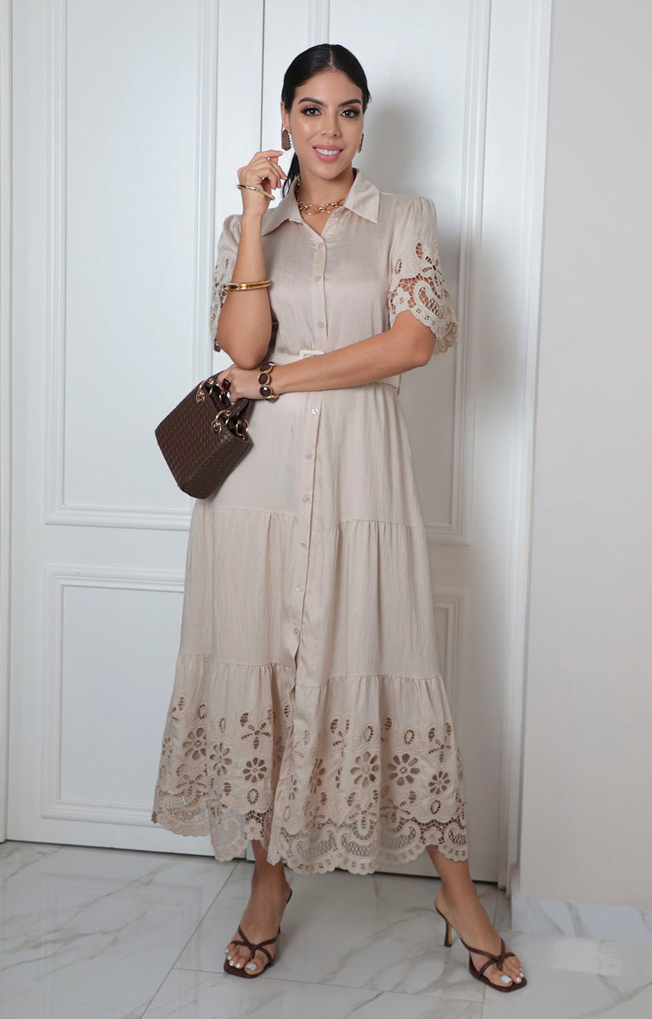 Vestido largo camisero con guipur floral de la marca Boutiquemirel, con diseño elegante y detalles florales en la tela.