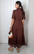 Vestido largo camisero de Boutiquemirel con detalles de guipur floral, diseño regular y elegante para ocasiones especiales.