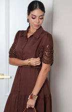 Vestido largo camisero Boutiquemirel con detalles de guipur floral, tela ligera y diseño elegante para ocasiones especiales.