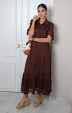 Vestido largo camisero de Boutiquemirel con detalles de guipur floral y diseño regular, visible en la imagen.