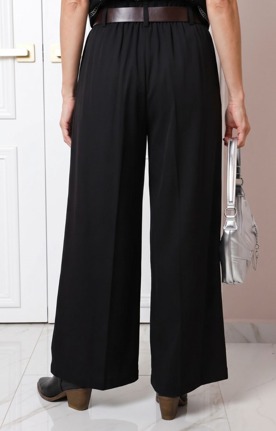 Pantalón plisado de pierna ancha con cinturón