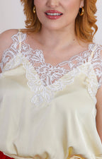 Blusa amarilla satinada con encaje