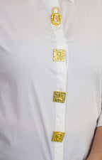 Blusa lisa con botones asimétricos