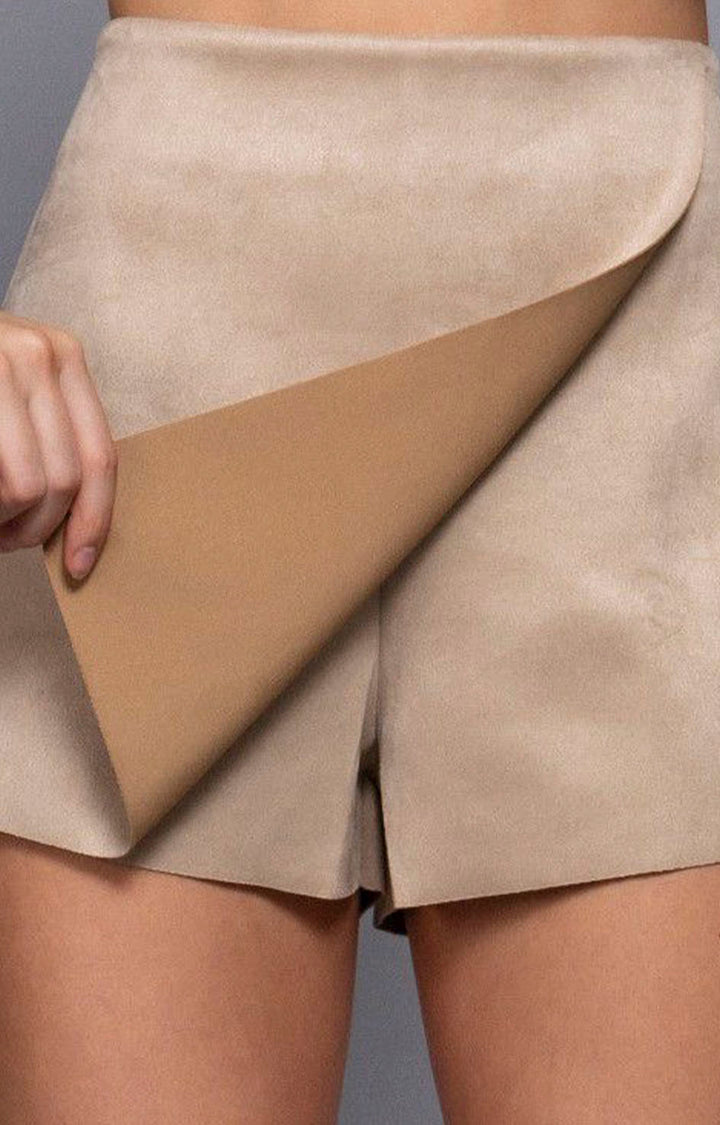 Falda short beige de gamuza