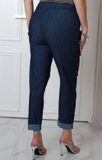Pantalón azul con rayas verticales