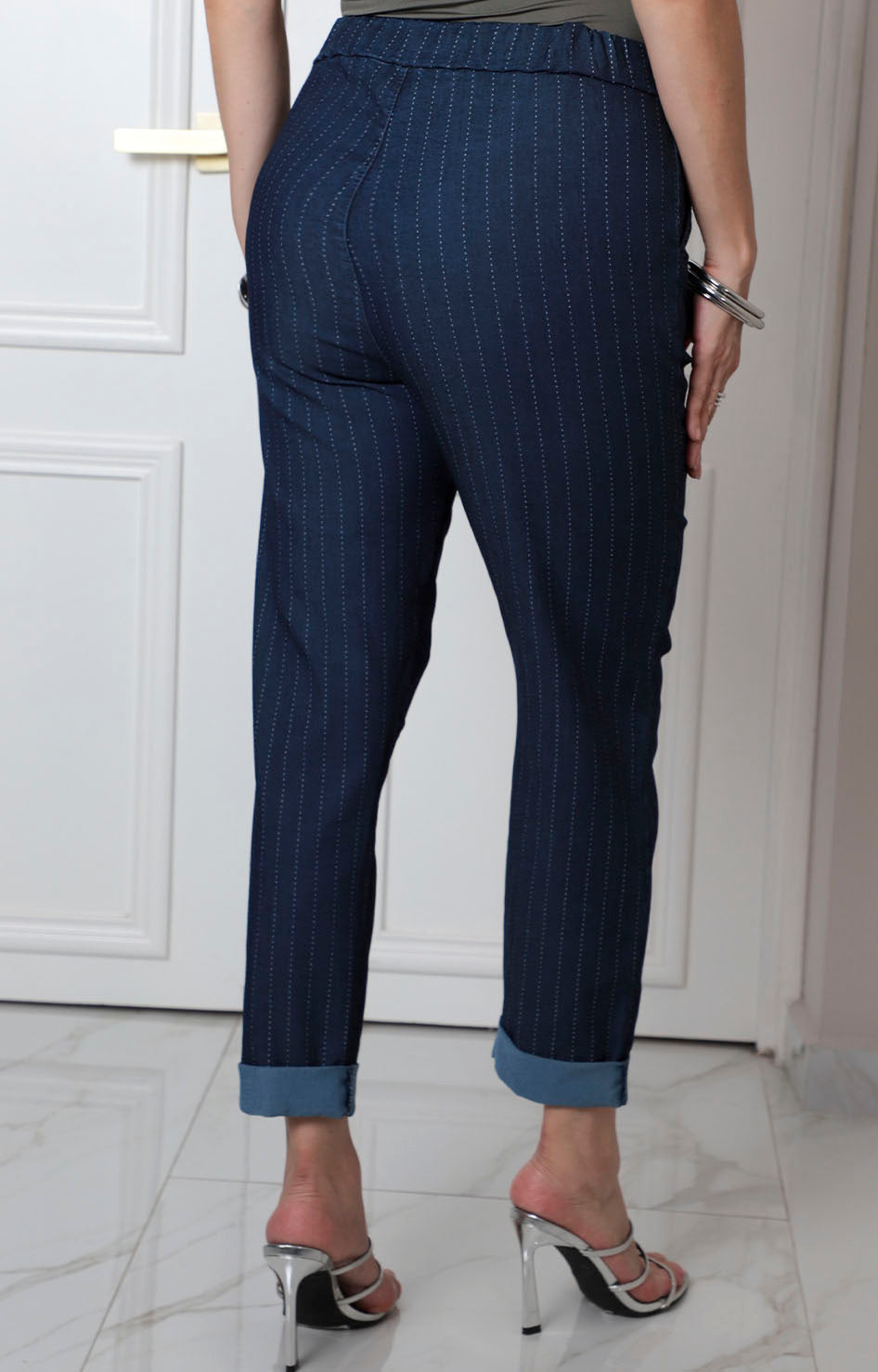 Pantalón azul con rayas verticales