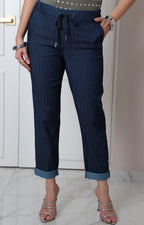 Pantalón azul con rayas verticales