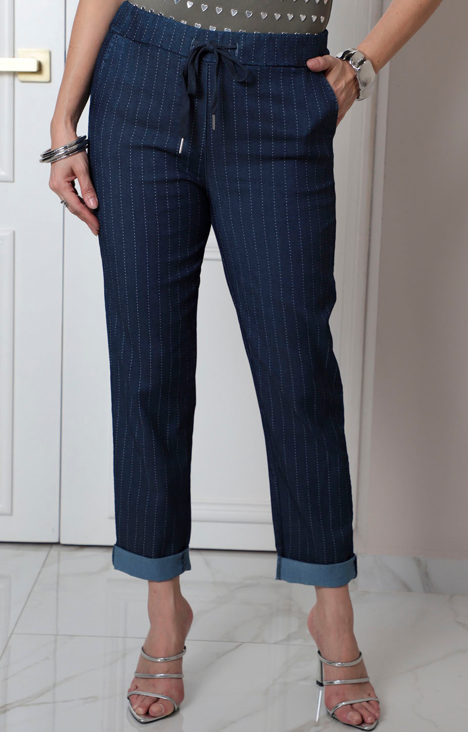Pantalón azul con rayas verticales