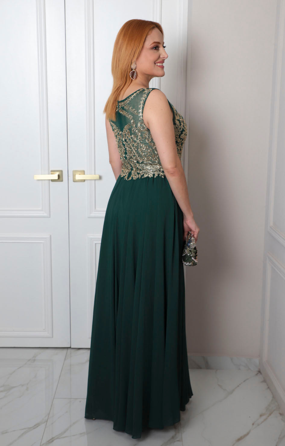 Vestido largo con aplicaciones doradas