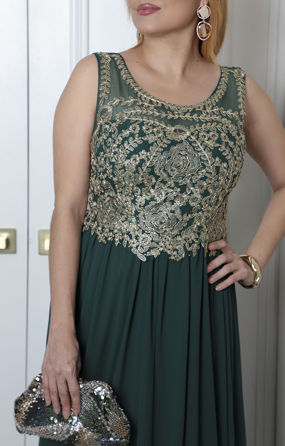 Vestido largo con aplicaciones doradas