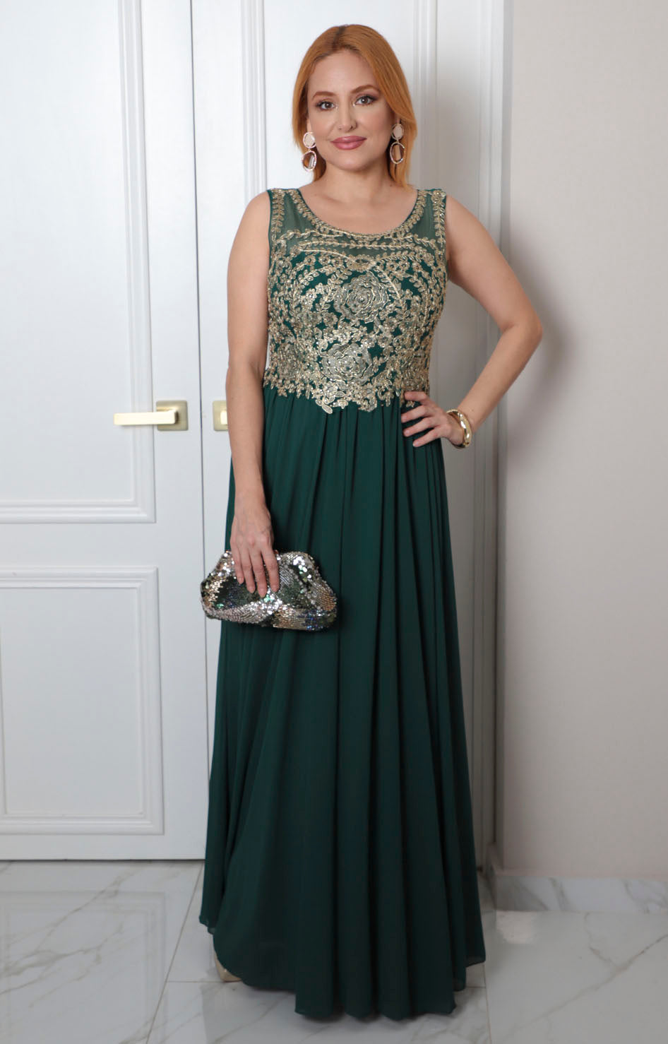Vestido largo con aplicaciones doradas