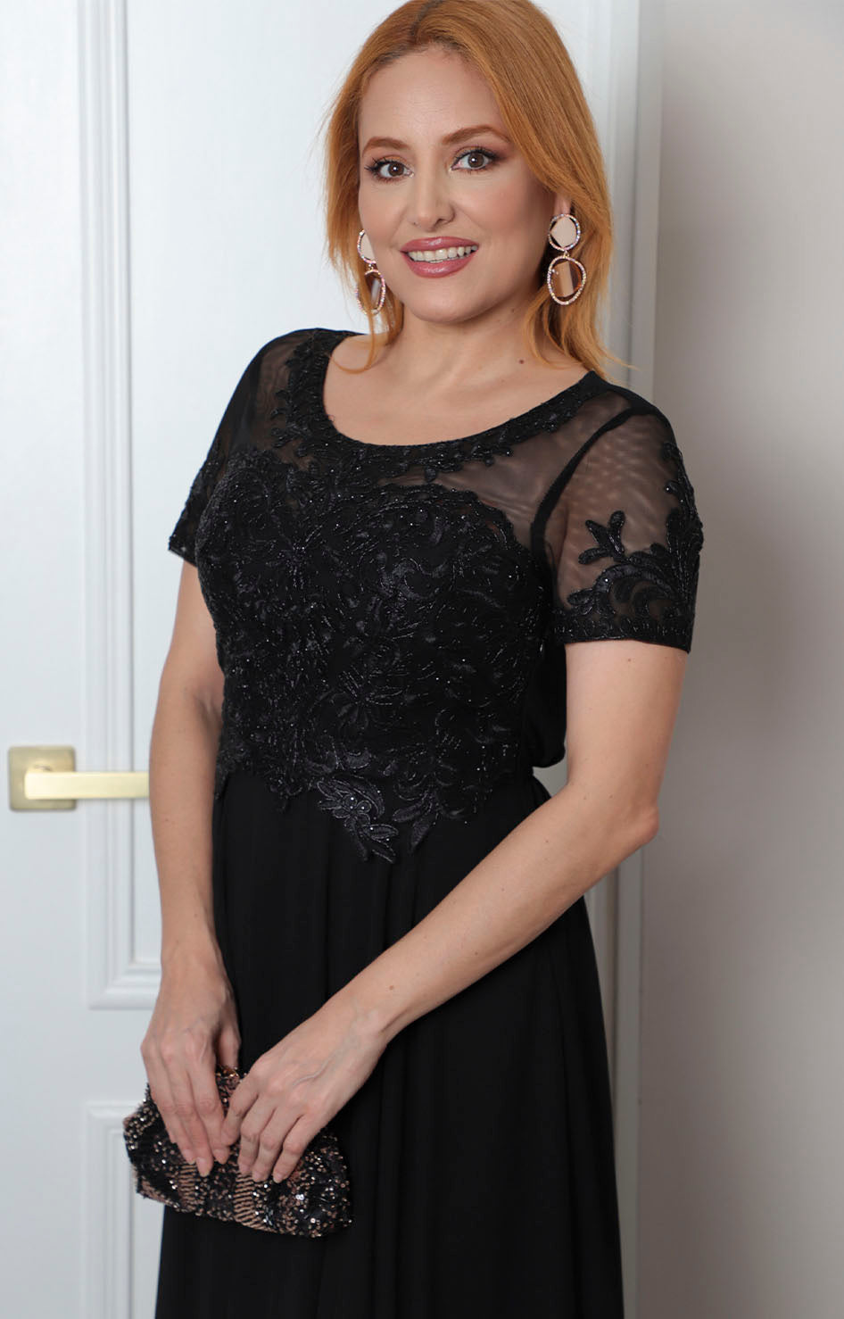 Vestido largo elegante con encaje bordado