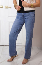 Pantalón de mezclilla con rasgado